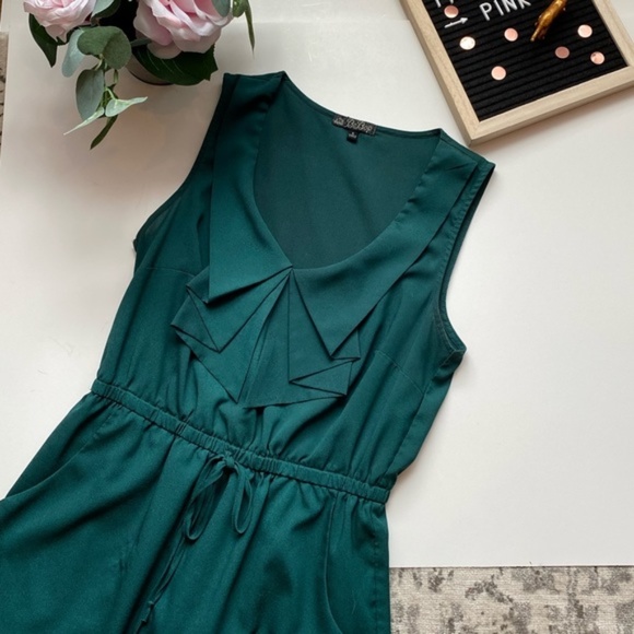 BeBop Dresses & Skirts - Sleeveless v-neck ruffle pleated dress